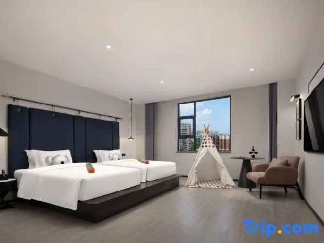 Standard room with street view