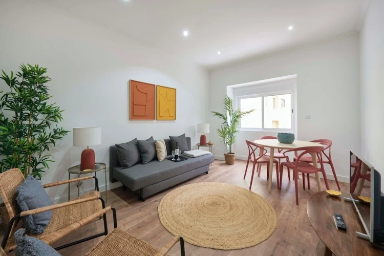 4 Bedrooms Apartment