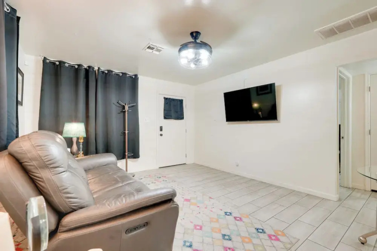 3 Mi to Dtwn Phoenix: Apt w/ Shared Patio