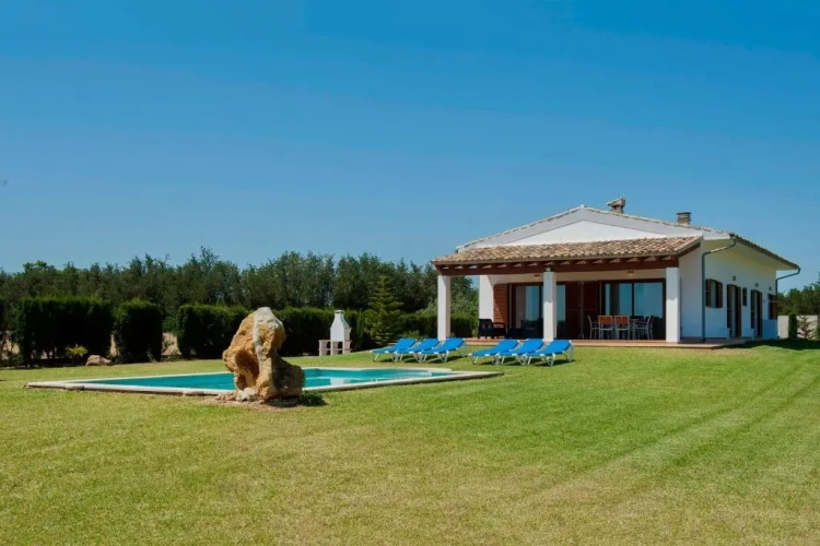 2 Bedrooms Villa