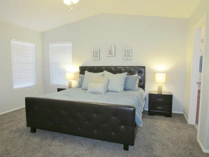 2821 Avondale