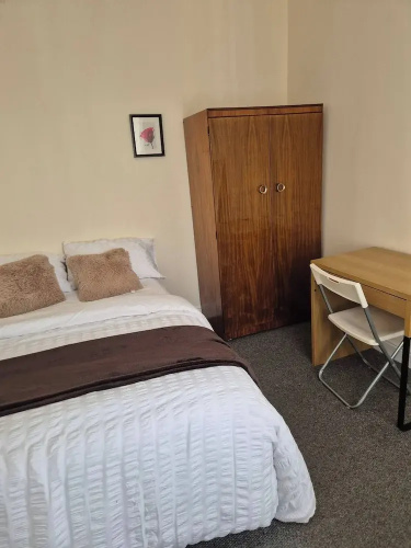 Spacious Large 4BR Home Train Station University