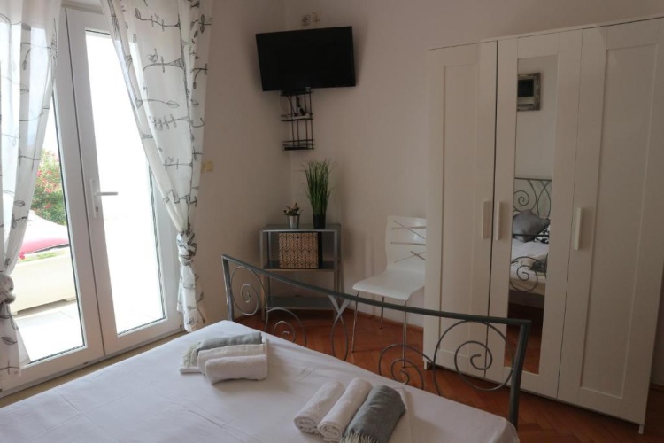 1 Bedroom Basement Apartment with sea view