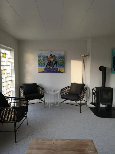 Logi i hus med kunst og have