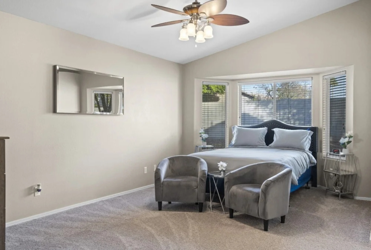 Cozy Hidden Gem - 3BR - 1Den w Backyard