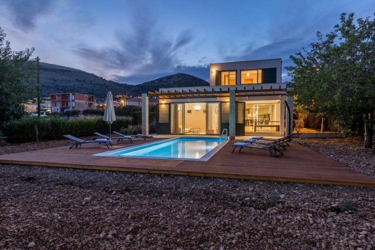 Villa Trogir close to beach save 15 percent on Split-villas com