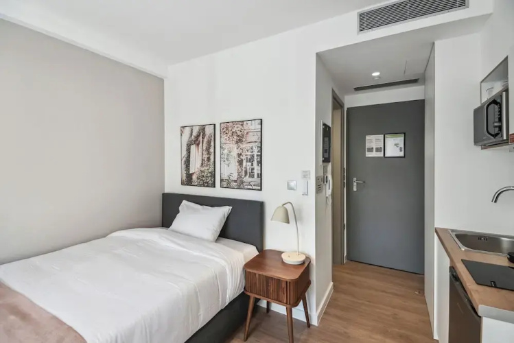 Limehome Piraeus Olive