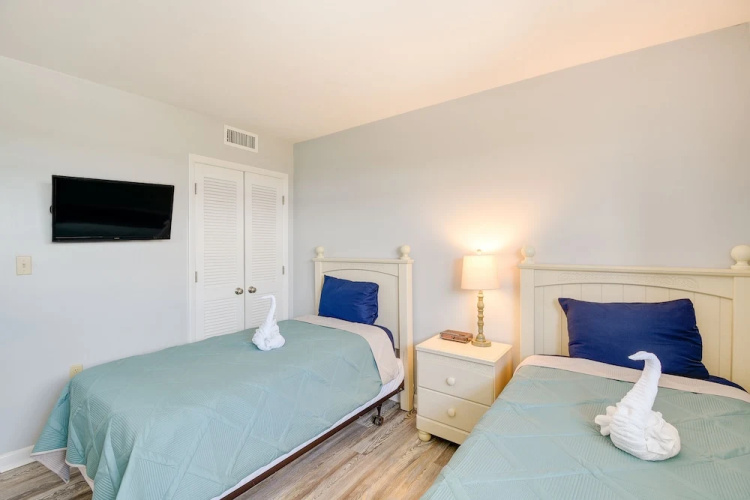 Beachfront Penthouse: Pools, Tennis Courts, Views!