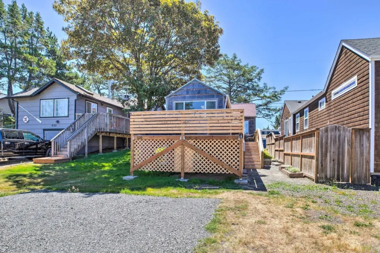 Quaint 'sur La Mer' Cottage w/ Deck, Fire Pit