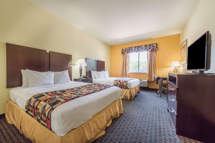 Days Inn & Suites Cleburne TX