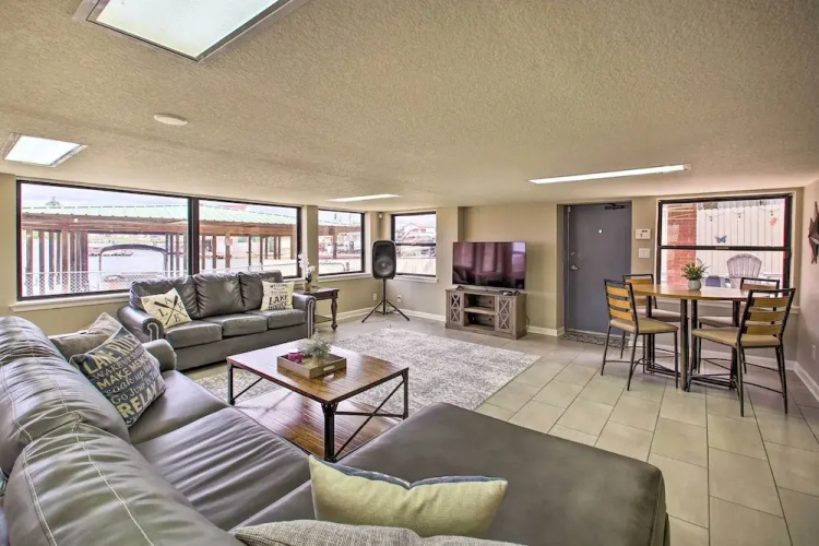 Lakefront Gem w/ Docks in Hot Springs!
