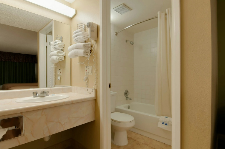 Vagabond Inn Bakersfield South photo 10