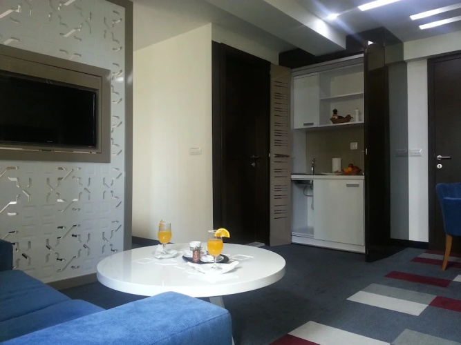 Serviced Apartment- Free Parking - Breakfast bar