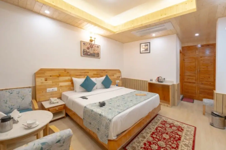 Deluxe Double room with land view