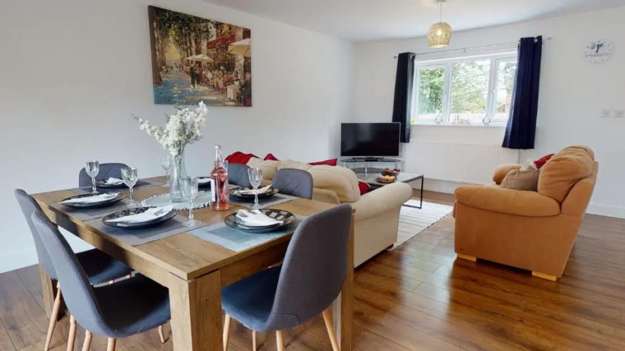 Spacious Apt with 2 Parking through security gated access By Srk Accommodation