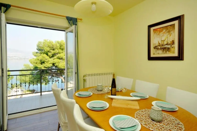 3 Bedrooms Apartment