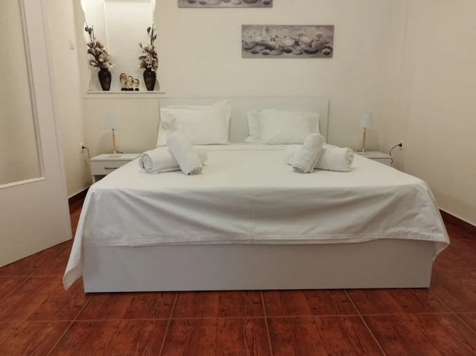 Zeus Apartment