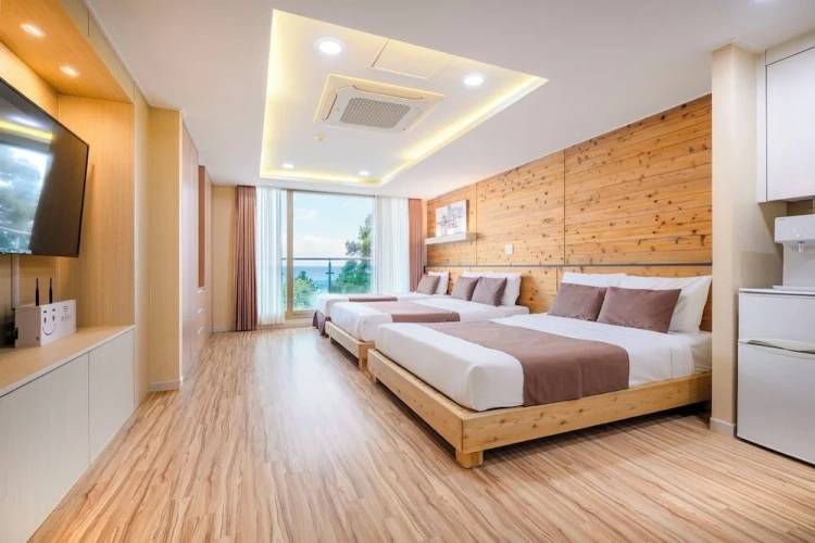 Royal Triple room with balcony and with partial ocean view