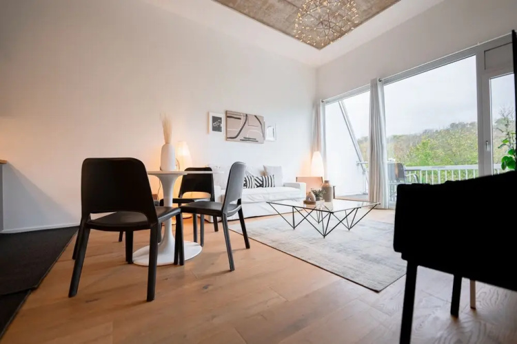 Designer 1BR Apartment with Pool & Prkg