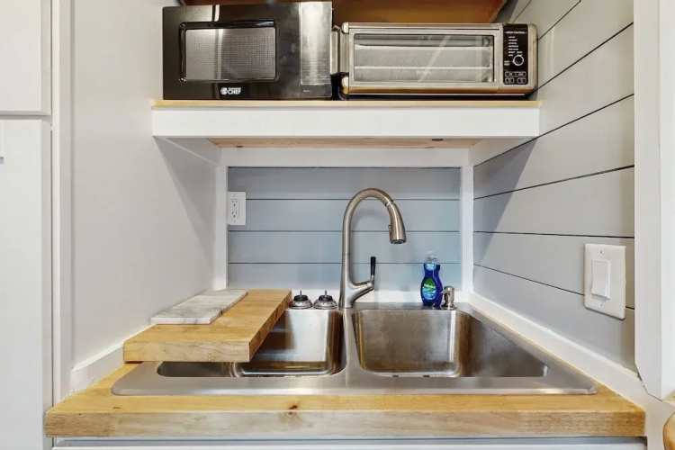 Charming Island Condo With Loft, Full Kitchen, Deck & Turtle Feeding Stations