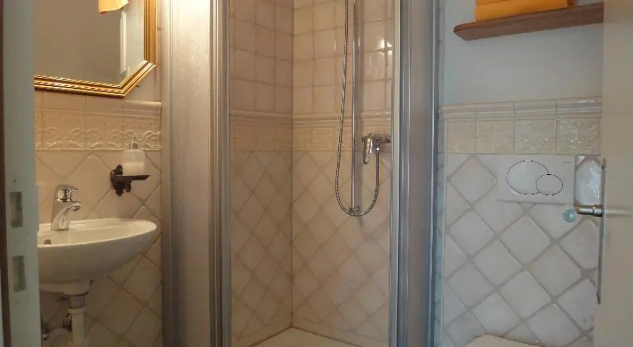 3 Camere