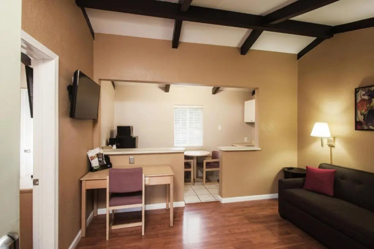 Tri Valley Inn & Suites