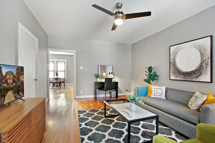 Private 1BR Apt near Shops in Lakeview
