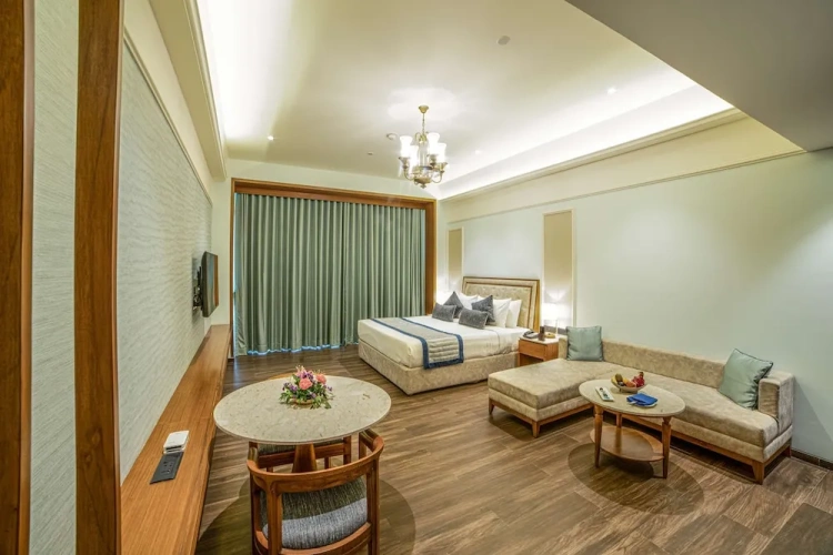 Executive room with balcony and with pool view