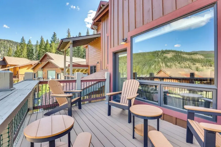 Ski Shuttle & Community Perks: Keystone Townhome