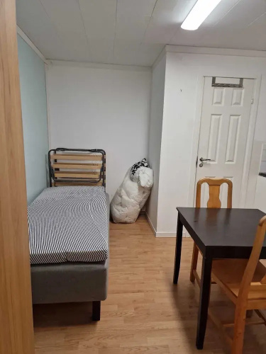 Studio Apartment - Great Location & Parking