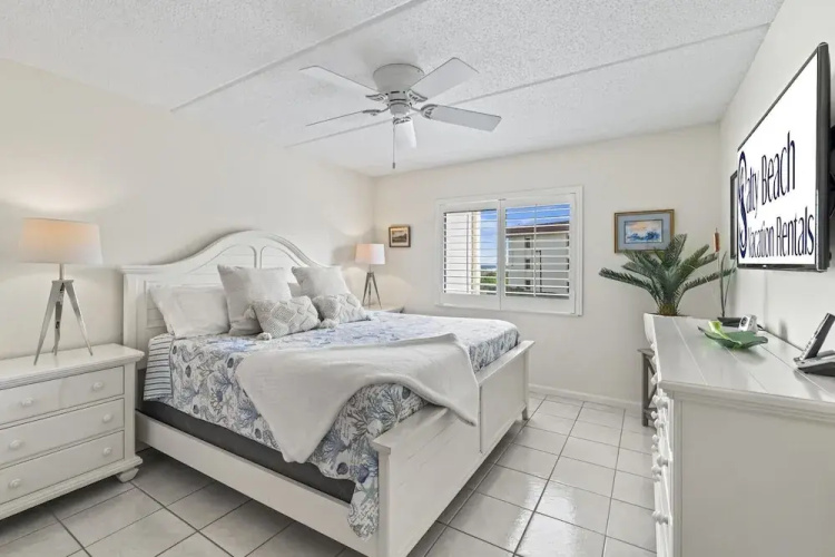 Just Beachy~ocean View~2nd Fl 2 Bedroom Condo by RedAwning