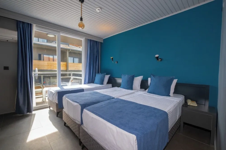 Triple room with balcony and Side Sea View