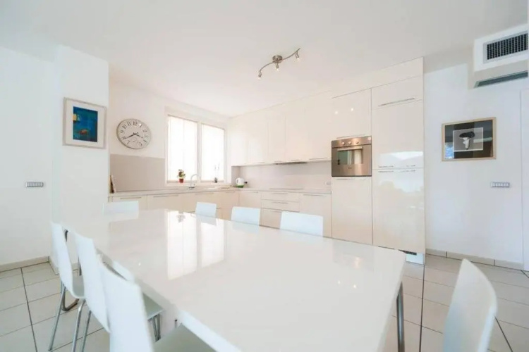 4 bedroom apartment with pool & jacuzzi