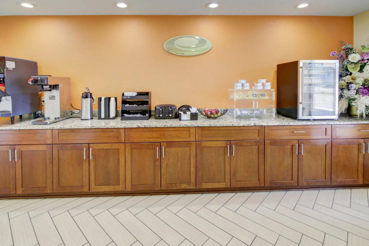 Econo Lodge At Military Circle photo 13
