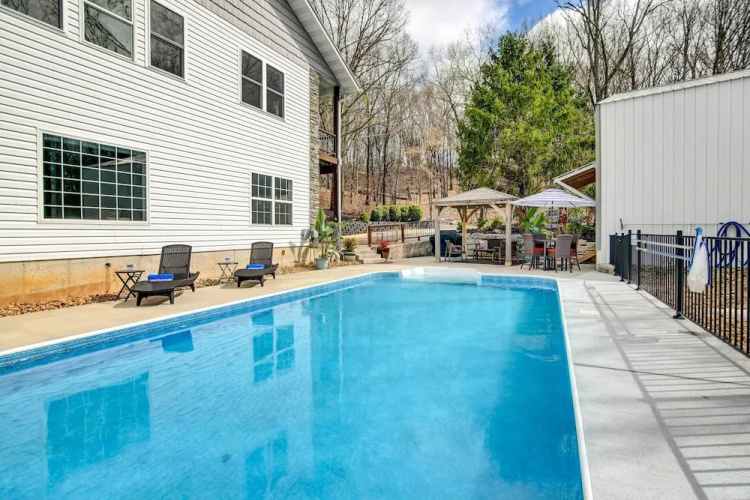 Hot Tub + Game Room! Secluded Branson Escape