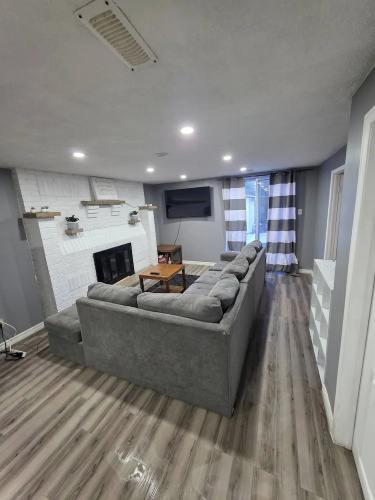 Bright & Cozy 2-bedroom Main Floor Suite