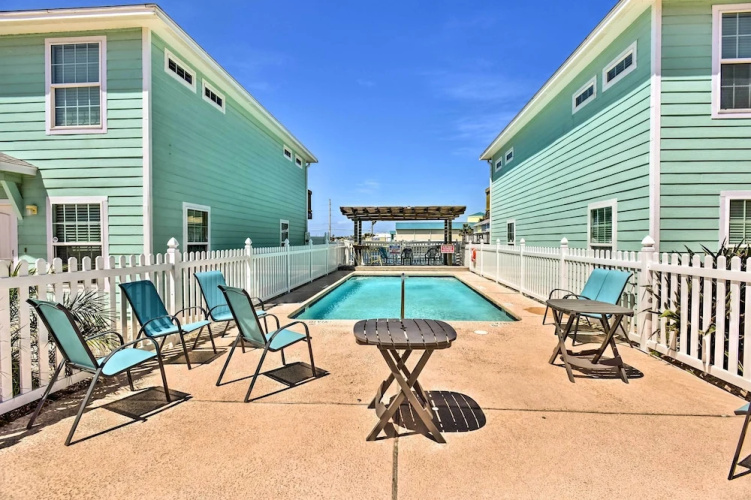 Near Beach & Golfing: Port Aransas Condo w/ Deck