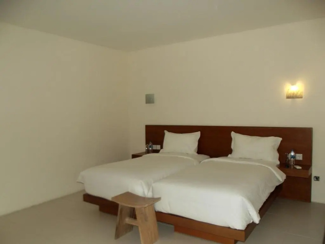 L Bajo Hotel