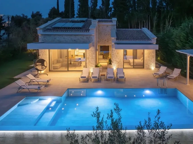 5 Bedrooms Luxury Villa
