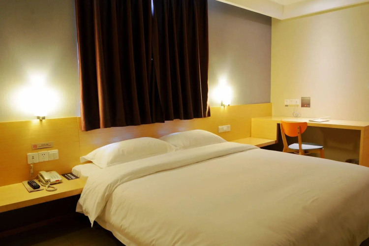 IBIS Leshan City Center Hotel