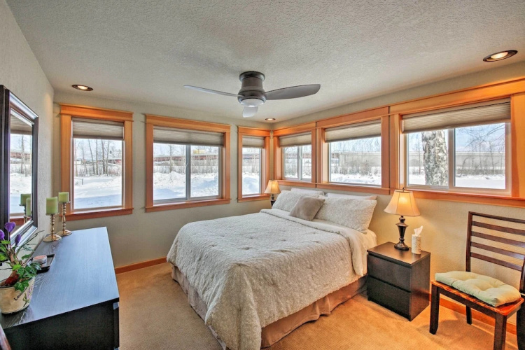 Lake Pend Oreille Condo w/ Porch & Mountain View!
