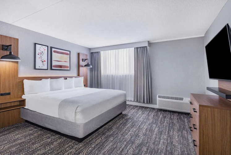 Clarion Hotel & Suites