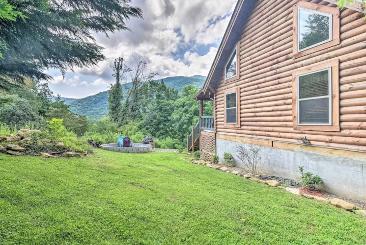 Maggie Valley Family Cabin w/ Porch & Fire Pit!