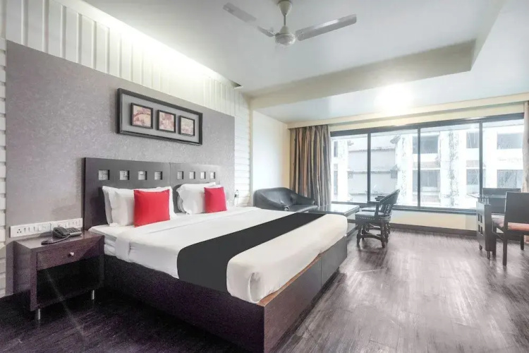 Savoy Suites by OYO Rooms