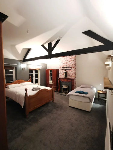 House - Sleeps up to 14 & Parking Available