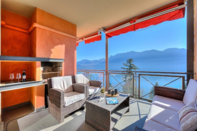 Apartment with lake view