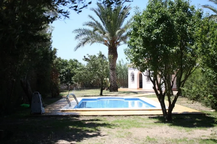 5 Bedrooms Villa