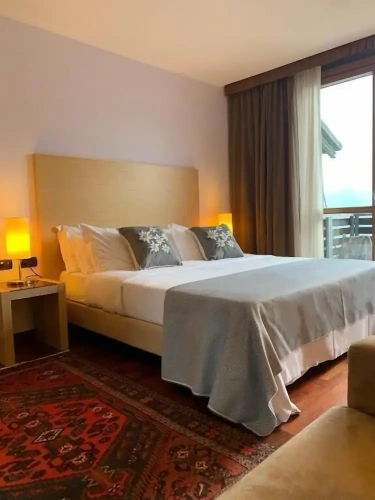 2 Bedrooms Standard Family room with mountain view