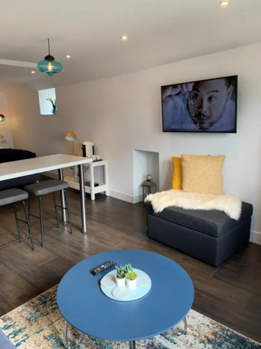 Modern studio apartment with stunning views!