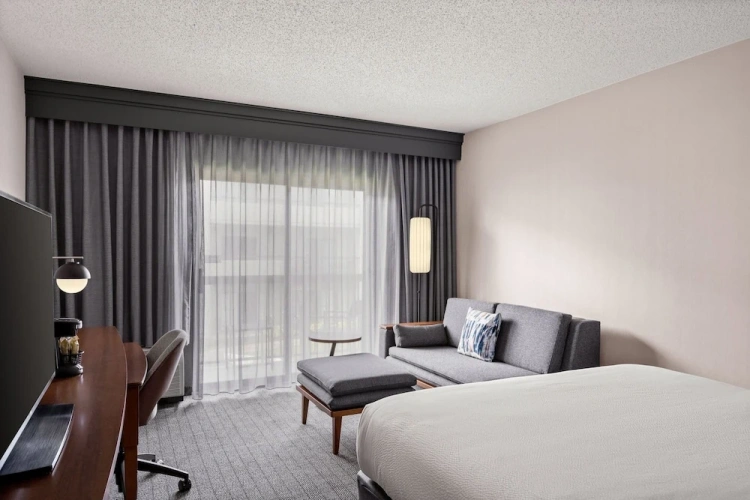 1 Bedroom Suite with balcony and with courtyard view